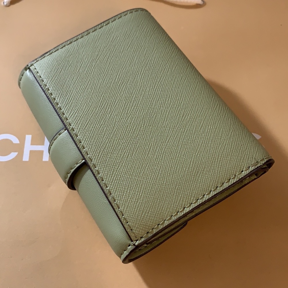 MICHAEL KORS Carmen Medium
Tri-Fold Envelope Wallet LIGHT SAGE COLOR - Picture 3 of 14